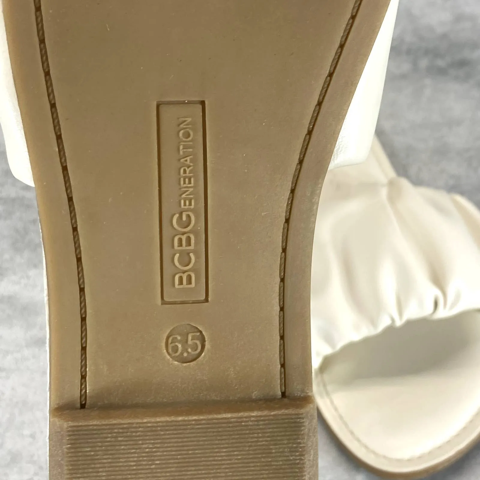 BCBGENERATION Women's Cream Emoree Memory Foam Scrunched Strap Sandals SZ 6.5