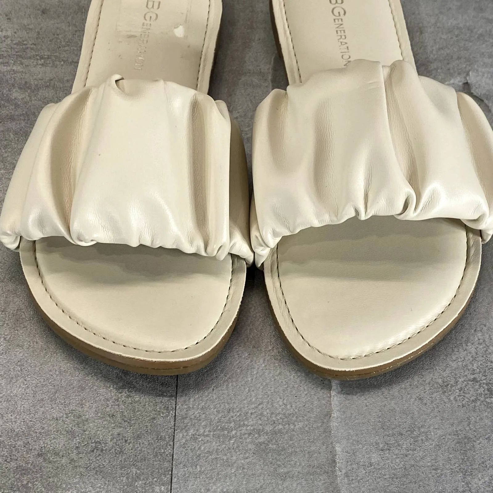 BCBGENERATION Women's Cream Emoree Memory Foam Scrunched Strap Sandals SZ 6.5